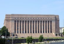 Xildhibaan ku jira baaramaanka Finland oo ku jeesjeesay George Floyd oo ay booliska Maraykanku dileen.