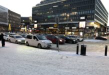 Xaaladda boosteejada tagaasida ee bartamaha Helsinki (Asema-aukio) oo weli qasan iyo duqa maagaalada Helsinki Juhana Vartiainen oo billaabay hawl arrinkaas lagu xallinayo