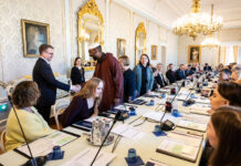 Ra’iisal wasaare Petteri Orpo oo shir-guddoomiyay kulan looga hadlayay horumarinta sinnaanta iyo takoor la’aanta Finland iyo Imaam Sharmarke Said Aw-Musse oo ka qaybagalay Kulanka miiska wareegsan ee Ra’iisal wasaaraha ee ku saabsan sinnaanta iyo takoor la’aanta Xuquuqda Sawirka: : Fanni Uusitalo, valtioneuvoston kanslia