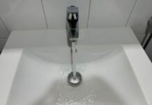 DIGNIIN: Waxaa dadka deggan aagga caasimaadda lagu boorinayaa in ay biyaha tuubada iska karkariyaan kahor inta aanay cabin