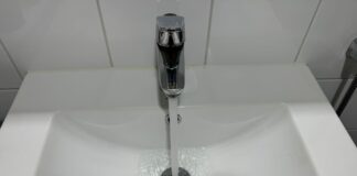 DIGNIIN: Waxaa dadka deggan aagga caasimaadda lagu boorinayaa in ay biyaha tuubada iska karkariyaan kahor inta aanay cabin