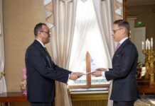 Safiirka Soomaaliya u Fadhiya Sweden oo waraaqahiisa Danjirenimo u Gudbiyay Madaxweynaha Finland, Jaaliyadda Soomaalida oo aad u soo dhoweysay tallaabadaas. Safiirka Soomaaliya u Fadhiya Sweden oo waraaqihiisa danjirenimo u gudbinaya madaxweynaha Finland Stubb. Sawirka: Somaliliitto.