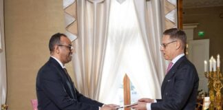 Safiirka Soomaaliya u Fadhiya Sweden oo waraaqahiisa Danjirenimo u Gudbiyay Madaxweynaha Finland, Jaaliyadda Soomaalida oo aad u soo dhoweysay tallaabadaas. Safiirka Soomaaliya u Fadhiya Sweden oo waraaqihiisa danjirenimo u gudbinaya madaxweynaha Finland Stubb. Sawirka: Somaliliitto.