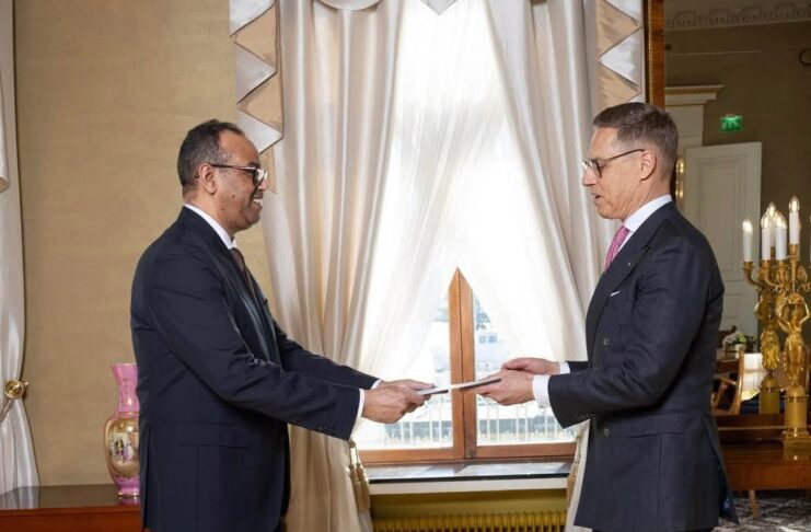 Safiirka Soomaaliya u Fadhiya Sweden oo waraaqahiisa Danjirenimo u Gudbiyay Madaxweynaha Finland, Jaaliyadda Soomaalida oo aad u soo dhoweysay tallaabadaas. Safiirka Soomaaliya u Fadhiya Sweden oo waraaqihiisa danjirenimo u gudbinaya madaxweynaha Finland Stubb. Sawirka: Somaliliitto.